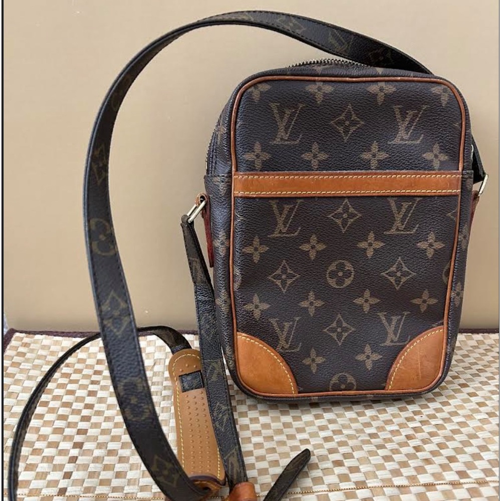 LV Danube shoulder Bag EUC